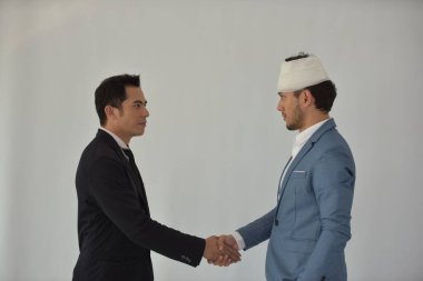 İki Asyalı işadamı ofiste el sıkışıyor.