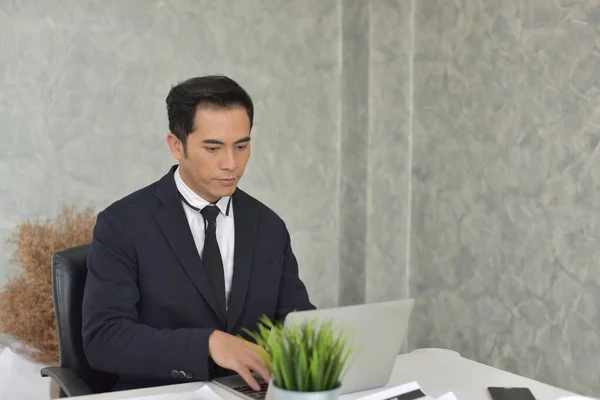 Empresário Asiático Trabalhando Computador Portátil Escritório — Fotografia de Stock