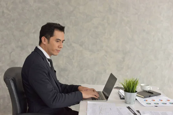 Ofiste Dizüstü Bilgisayarda Çalışan Asyalı Adamı — Stok fotoğraf