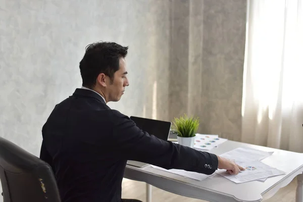 Ofiste Dizüstü Bilgisayarda Çalışan Asyalı Adamı — Stok fotoğraf
