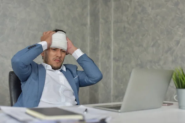 Asian Businessman Bandaged Head Working Table Office — Stock fotografie