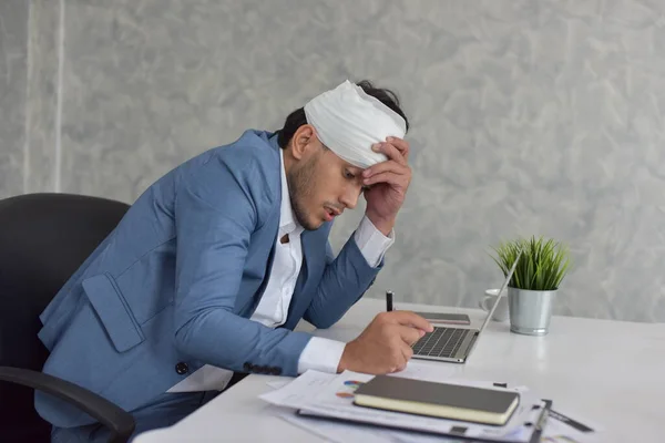 Asian Businessman Bandaged Head Working Table Office — Stock fotografie