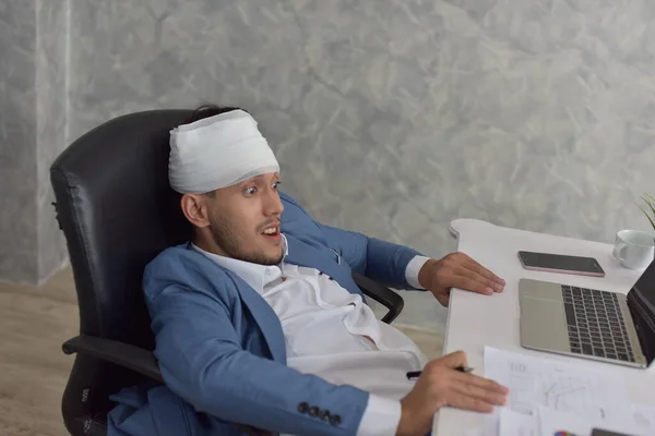 Asian Businessman Bandaged Head Working Table Office — Stock fotografie