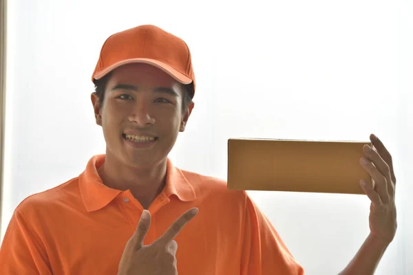 Hombre Reparto Asiático Con Caja Cartón — Foto de Stock