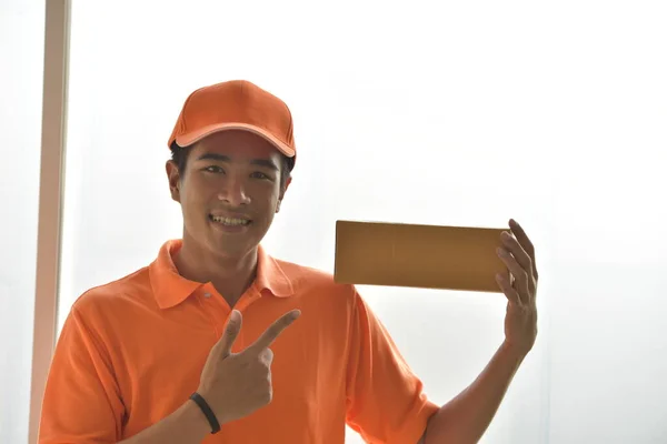 Hombre Reparto Asiático Con Caja Cartón —  Fotos de Stock