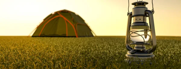 Gün Batımında Metal Bir Fenerle Panoramik Bir Çadırda Kamp Yapmak — Stok fotoğraf