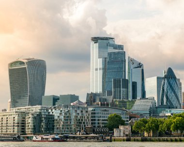 Londra 'nın yeni modern silueti gün batımında