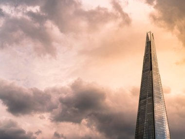 Gün batımında dramatik gökyüzü ile Londra Çömlek Binası