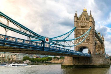 Gün batımında Londra 'daki Tower Bridge