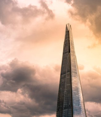Gün batımında dramatik gökyüzü ile Londra Çömlek Binası