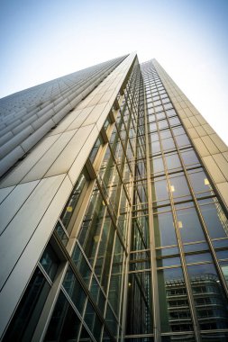 Parlak güneş ışığında yansımalı modern şehir gökdelenleri