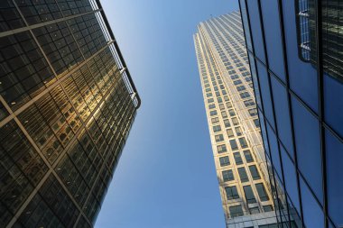 Parlak güneş ışığında yansımalı modern şehir gökdelenleri