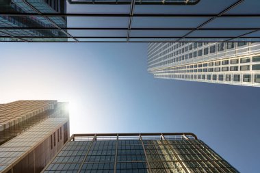 Parlak güneş ışığında yansımalı modern şehir gökdelenleri