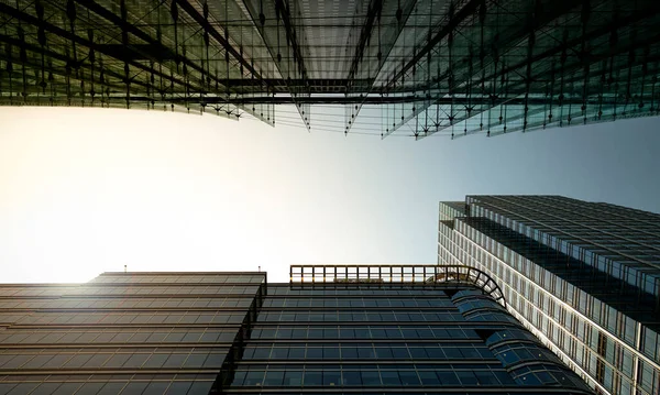 Moderna Stads Skyskrapor Starkt Solljus Med Reflektioner — Stockfoto
