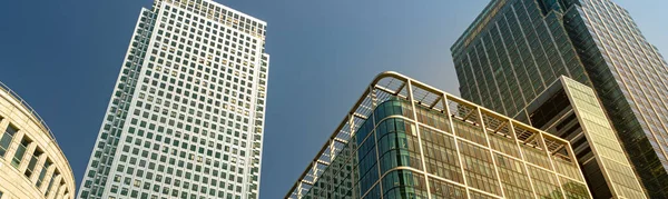 Arranha Céus Cidade Moderna Luz Solar Brilhante Com Reflexos — Fotografia de Stock
