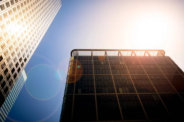 Moderna Stads Skyskrapor Starkt Solljus Med Reflektioner — Stockfoto