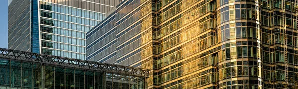 Moderne Stad Wolkenkrabbers Met Glazen Gevels Een Heldere Dag Bij — Stockfoto