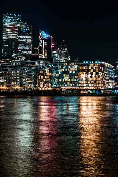 Londons Modern Gökyüzü Geceleyin Thames Nehrine Bakıyor — Stok fotoğraf