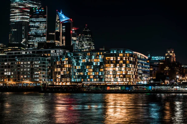 Londons Modern Gökyüzü Geceleyin Thames Nehrine Bakıyor — Stok fotoğraf