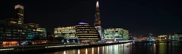 Londons Modern Gökyüzü Geceleyin Thames Nehrine Bakıyor — Stok fotoğraf