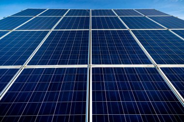 Açık bir günde büyük ticari güneş paneli