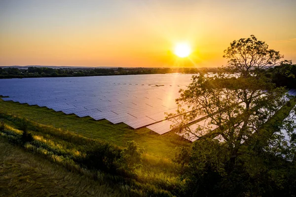 Moderner Solarpark Auf Dem Land Bei Sonnenaufgang Einem Sommertag — Stockfoto