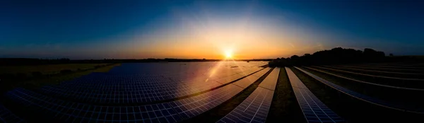 Moderne Zonneboerderij Panoramisch Bij Zonsopgang Een Zomerse Dag — Stockfoto