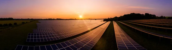 Blick Aus Der Luft Auf Einen Modernen Solarpark Bei Sonnenaufgang — Stockfoto