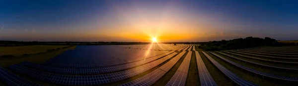 Fazenda Solar Moderna Panorâmica Nascer Sol Dia Verão — Fotografia de Stock