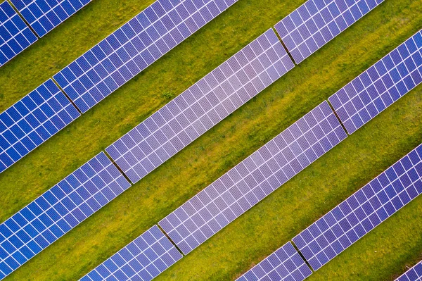 Uitzicht Vanuit Lucht Commerciële Zonnepanelen Bij Zonsopgang Het Engelse Platteland — Stockfoto