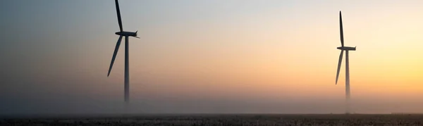 Zwei Windkraftanlagen Morgennebel Bei Sonnenaufgang Englischen Landschaftspanorama — Stockfoto