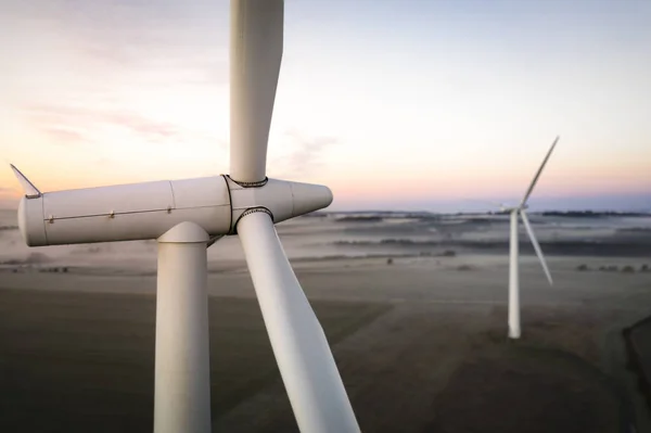 Luftaufnahme Zweier Windräder Bei Sonnenaufgang Nebel Der Englischen Landschaft — Stockfoto