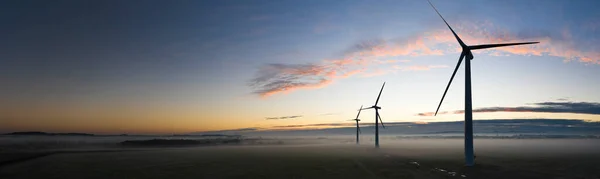 Luftaufnahme Von Drei Windrädern Morgennebel Bei Sonnenaufgang Der Englischen Landschaft — Stockfoto