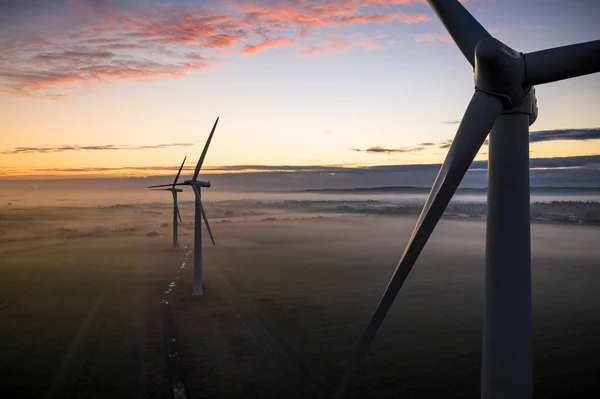 Luftaufnahme Von Drei Windrädern Morgennebel Bei Sonnenaufgang Der Englischen Landschaft — Stockfoto