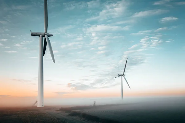 Воздушный Вид Две Ветряные Турбины Вблизи Восходе Солнца Тумане Английской — стоковое фото