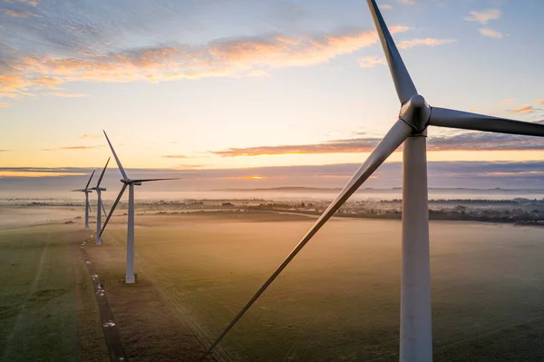 Luftaufnahme Von Drei Windrädern Morgennebel Bei Sonnenaufgang Der Englischen Landschaft — Stockfoto