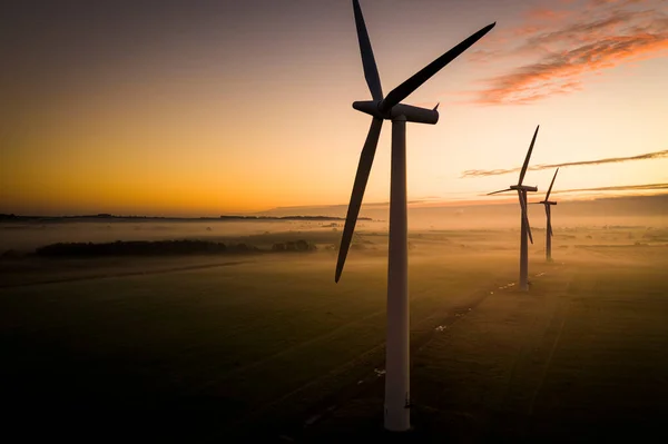 Вид Воздуха Три Ветряные Турбины Утреннем Тумане Восходе Солнца Английской — стоковое фото