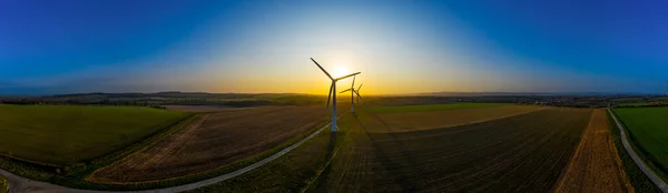 Воздушный Вид Современную Ветроэлектростанцию Восходе Солнца Английской Сельской Местности Панорамный — стоковое фото
