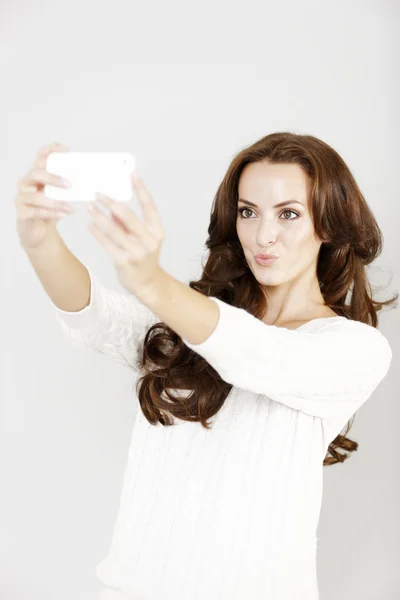 Woman taking a self portrait — Stock Photo, Image