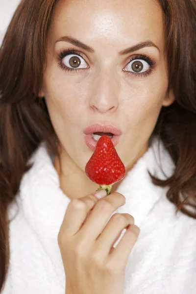 Frau genießt frische Erdbeeren — Stockfoto