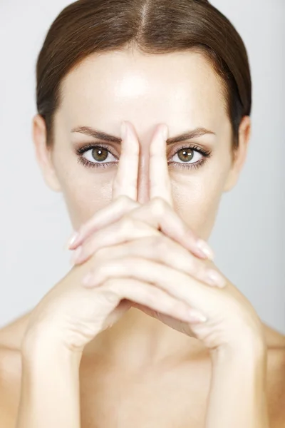 Aantrekkelijke vrouw in schoonheid pose — Stockfoto