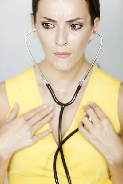 Женщина-врач со стетоскопом беспокоится — стоковое фото