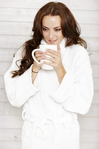 Femme en robe jouissant d'une boisson chaude — Photo