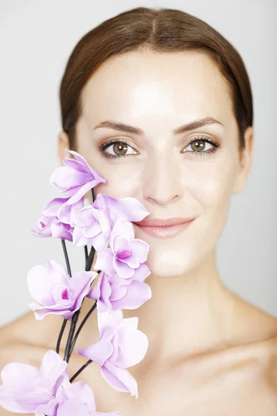 Mujer atractiva en pose de belleza — Foto de Stock