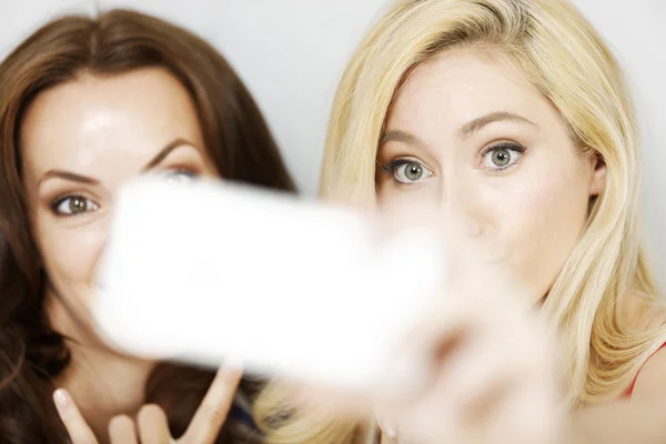 Deux amis prenant un autoportrait — Photo