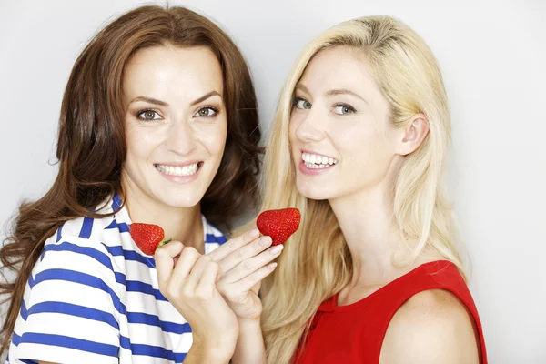 Två vänner äta färska jordgubbar — Stockfoto