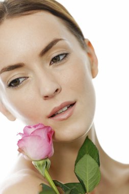 Pembe bir gül tutan kadın