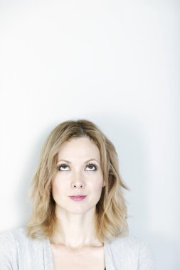 Genç bayan yukarı bakıyor.