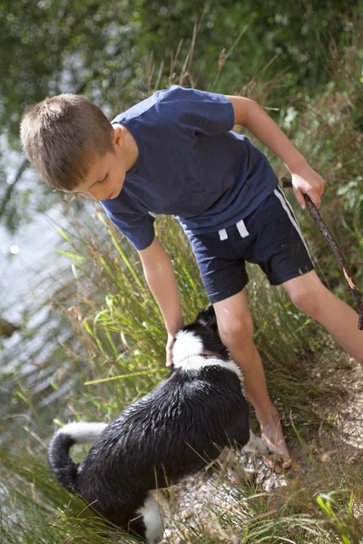 Ragazzo con il suo cane — Foto Stock