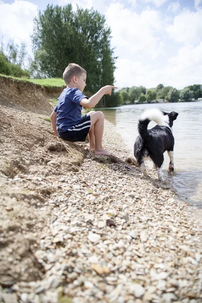 Ragazzo che gioca al lago — Foto Stock